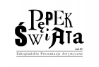 Czarne Logo "Pępka Świata" na białym tle. Napis "Pępek Świata" złożony z różnego rodzaju fontów. Poniżej między dwiema poziomymi kreskami napis: Zakopiańskie Prezentacje Artystyczne.