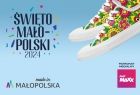 Napis Święto Małopolski 2024. Kolorowe trampki na niebieskim tle