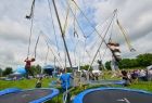 Dzieci skaczące na trampolinach na świeżym powietrzu