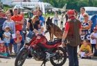 Pies ratowniczy siedzący na motorze podczas pokazu GOPR 