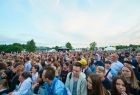 Widok na tłum ludzi pod sceną podczas koncertu Sylwii Grzeszczak
