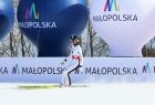 Narciarz podczas Mistrzostw Świata Juniorów w narciarstwie klasycznym w Zakopanem na tle balonów i banerów Małopolski 