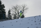 skoki narciarskieZdjęcie przedstawia skoczka lądującego.