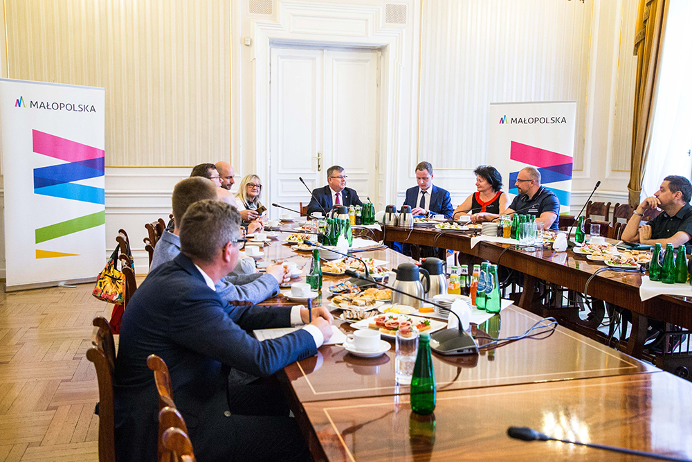 Przedstawia posiedzenie Małopolskiej Rady Pożytku Publicznego, siedzący członkowie Rady wokół stołu