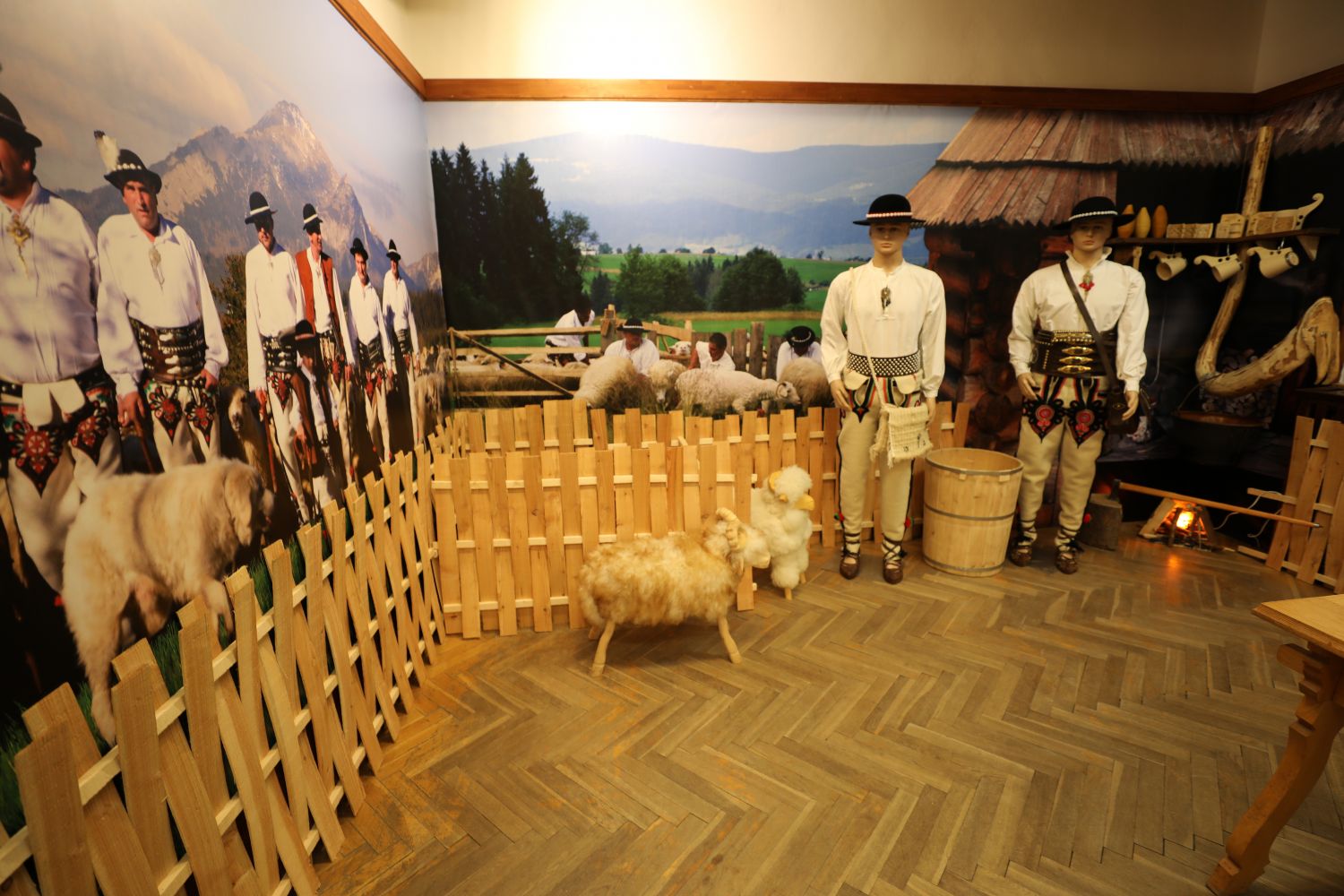 zdjęcie ekspozycji pasterskiej w Ludźmierzu, strój pasterski