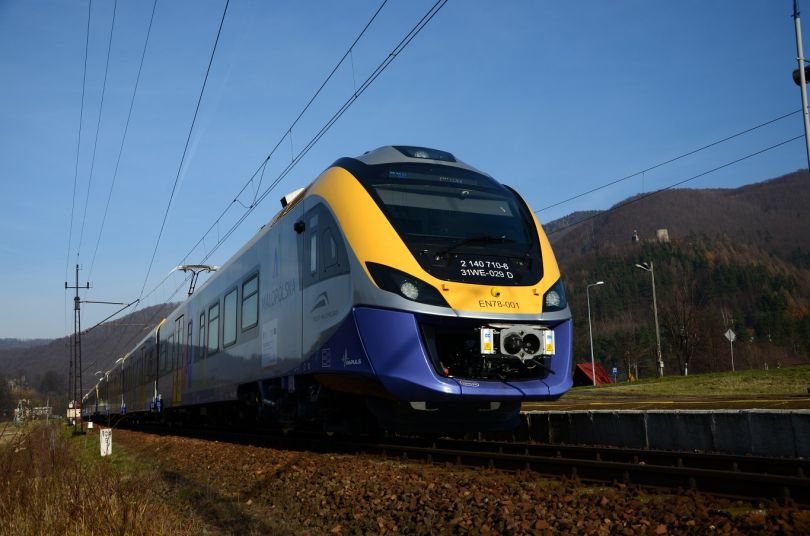 Zdjęcie przedstawia pociąg serii EN78