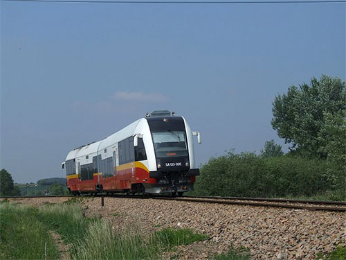 Zdjęcie przedstawia pociąg serii SA133 w czasie przejazdu