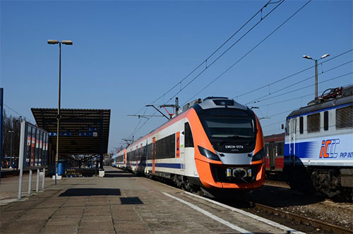 Zdjęcie przedstawia pociąg serii EN63A na peronie